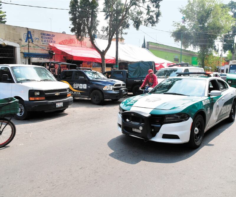 Autoridades mantienen vigilancia en los alrededores de Peralvillo 33, en donde supuestamente se decomisaron drogas y armas. Foto/HUGO GARCÍA. EL UNIVERSAL