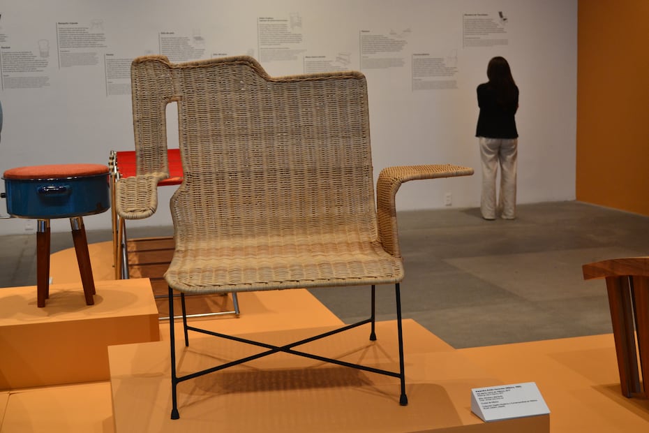 Cada asiento expuesto contiene una visión del cuerpo y del habitar. Foto: Jair Cruz Tenorio.
