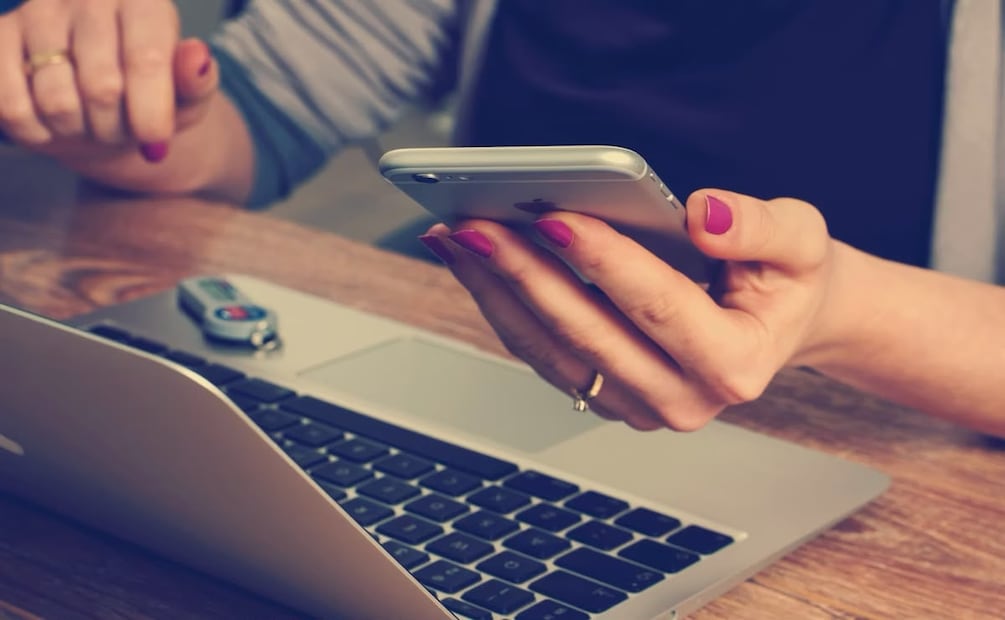 La transferencia de fotos de un celular a computadora puede tardar por la cantidad de archivos. Foto: Unsplash