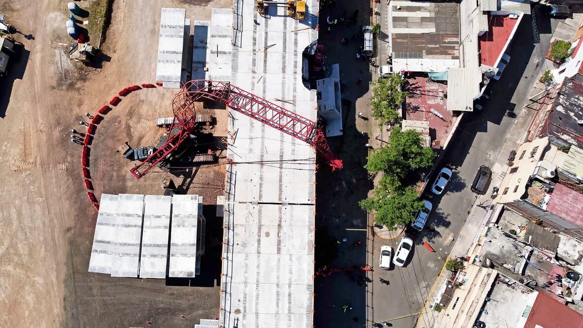 La estructura que se cayó era trasladada para ser montada en el apoyo 18. Se investiga si la falla se debió a un error en la operación o de la grúa. Foto: Juan Carlos / EL UNIVERSAL