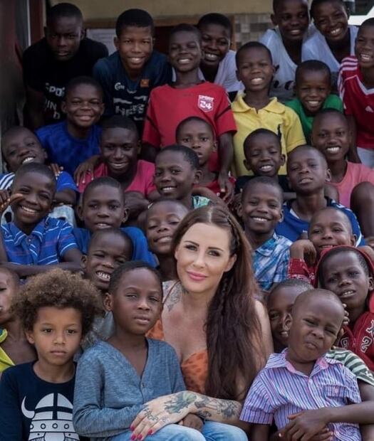 La mujer que salva a los "niños brujos" de la tortura y la muerte en África