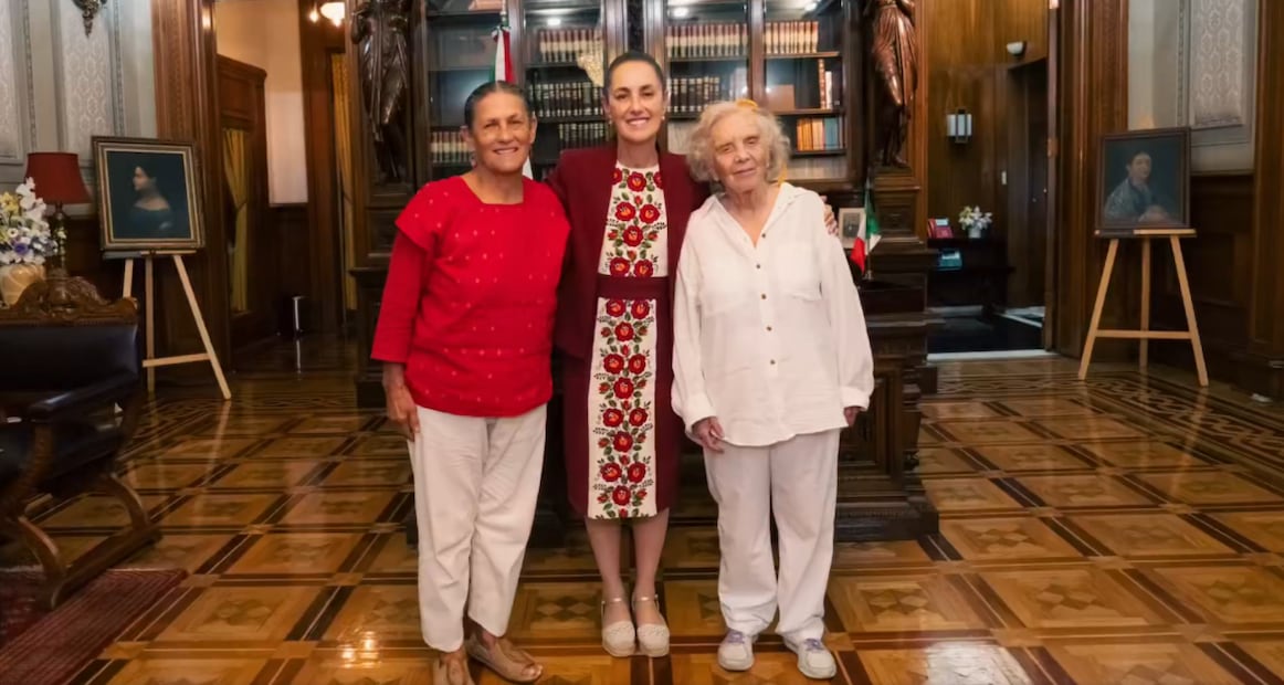 Reunión entre la presidenta de México, Claudia Sheinbaum, la escritora franco-mexicana Elena Poniatowska y la activista Jesusa Rodríguez, en Palacio Nacional, el 9 de abril. Foto: Captura de pantalla X @Claudiashein
