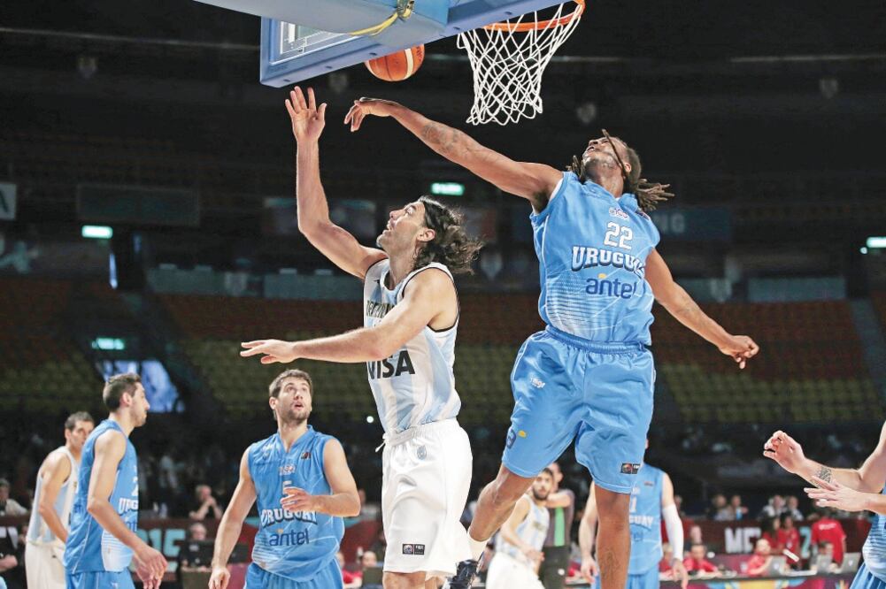Luis Scola (izquierda), símbolo del seleccionado argentino, terminó con 26 puntos y 13 rebotes (JOSÉ MÉNDEZ. EFE)