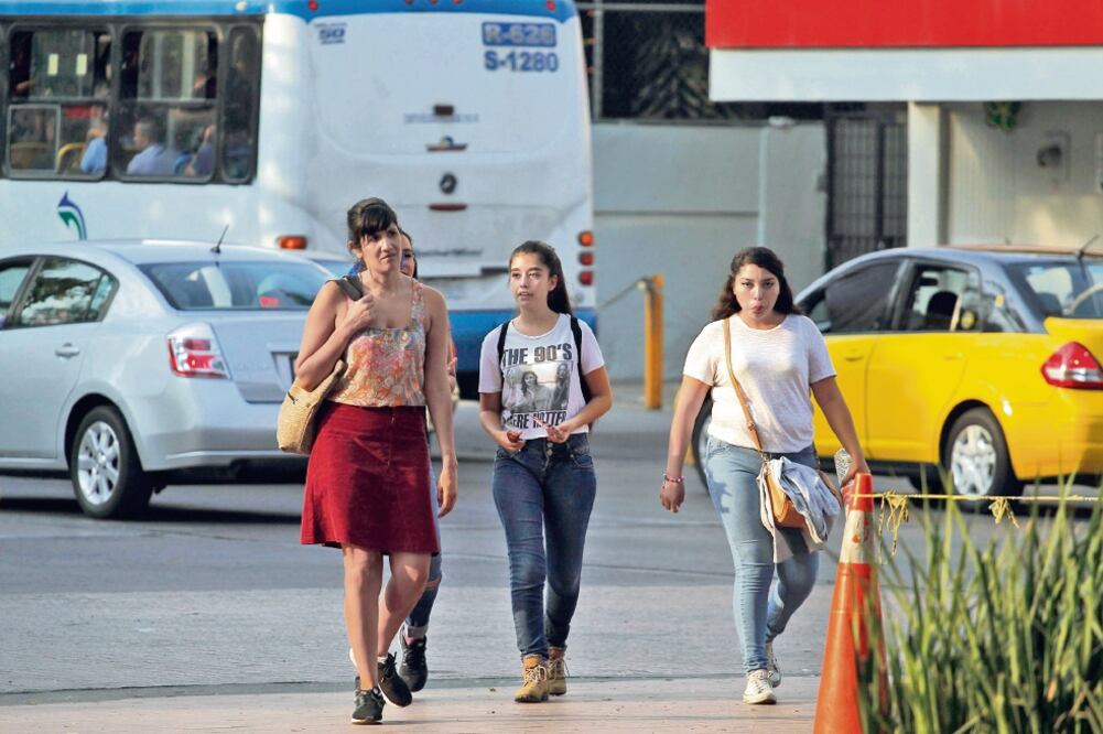Los ciudadanos narran que en años pasados uno podía caminar sin miedo a ser asaltado a altas horas de la noche, que los fines de semana se veía el camellón repleto de gente, y ahora están “secuestrados en su propio hogar” (JORGE ALBERTO MENDOZA)
