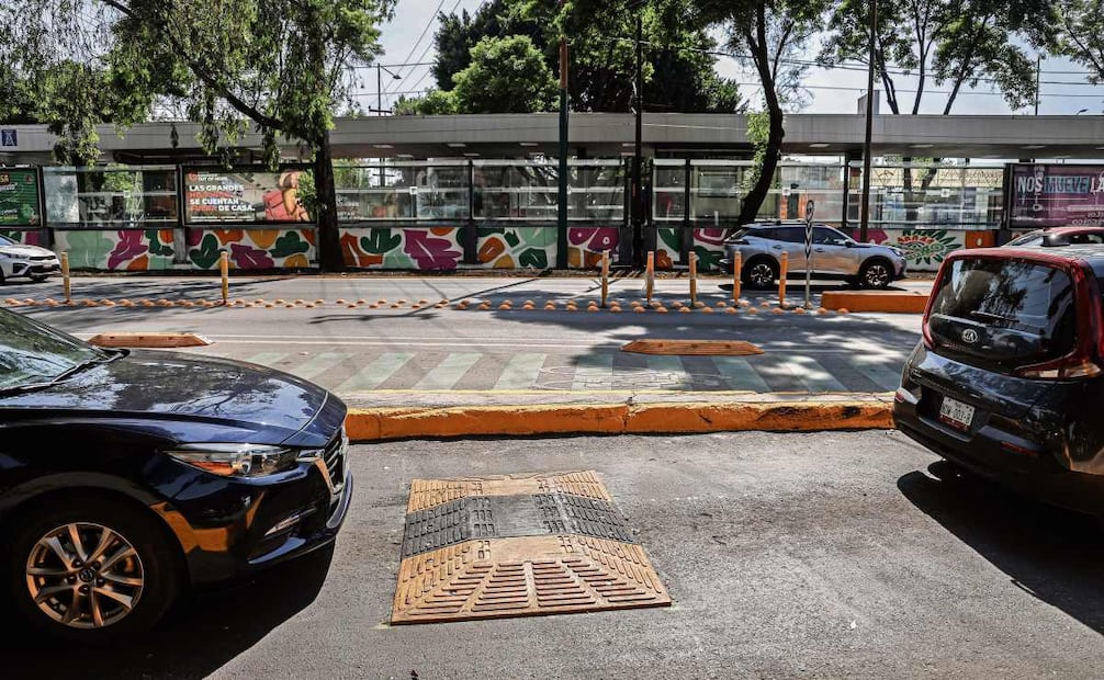 Al carril confinado en Calzada de Tlalpan se le agregaron topes en algunas incorporaciones con otras avenidas. Foto: Gabriel Pano/EL UNIVERSAL