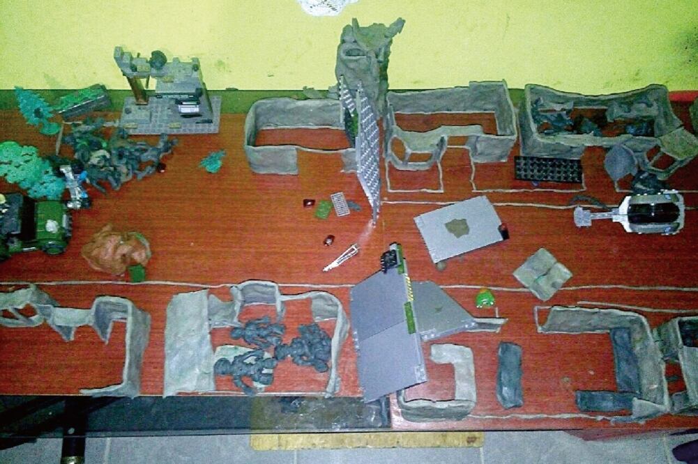 La policía ingresó al domicilio del menor de 17 años donde encontraron una maqueta con las características de la vivienda de las víctimas y algunas indicaciones de cómo se cometería el doble crimen (ESPECIAL)