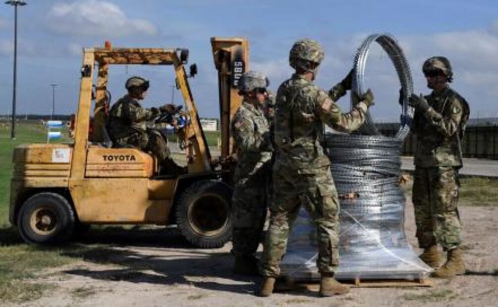 Soldados de EU colocan alambre de púas en frontera con México