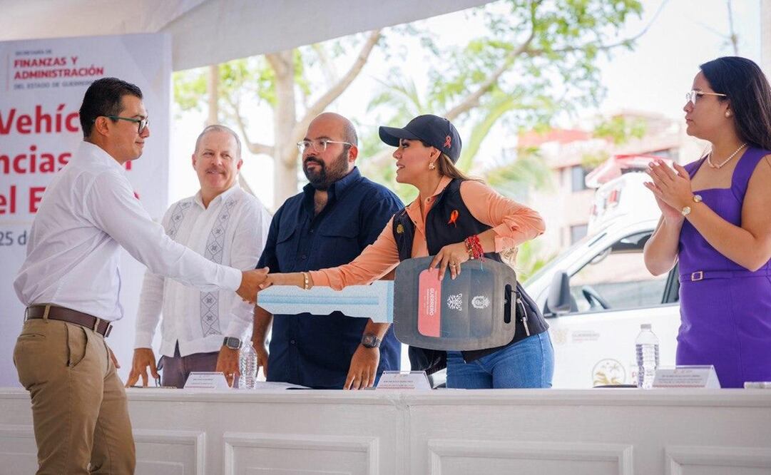 Evelyn Salgado entrega 25 vehículos a seis dependencias de Guerrero. Foto: especial