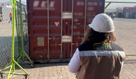 Profepa detiene cargamento de 5 toneladas de mercurio; pretendían enviarlo de México a Bolivia en cubetas de pintura