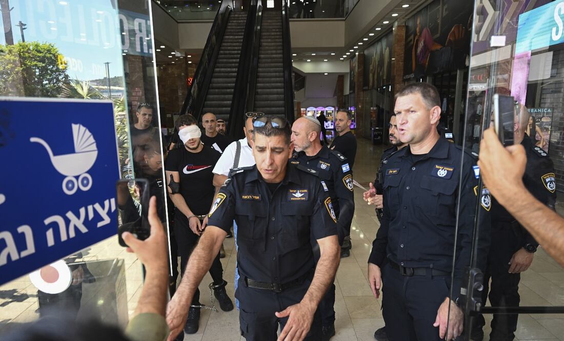 Un hombre falleció y otro resultó herido por un apuñalamiento en un centro comercial de Carmiel, una ciudad del norte de Israel. Foto: AP