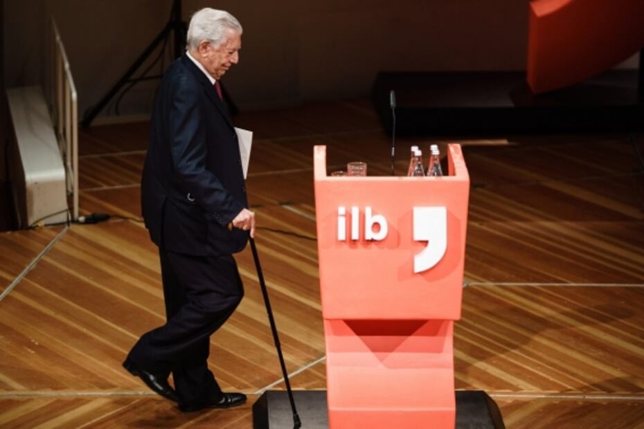 Basta que la libertad se restrinja para que la literatura sea un arma de combate: Vargas Llosa