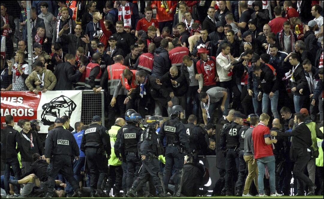 AP. Aficionados cayeron luego de que una vaya de contención cediera