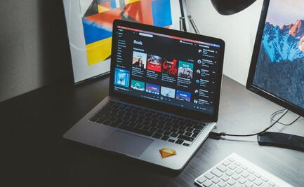 ¿Qué se conecta primero: la computadora o el cargador? 