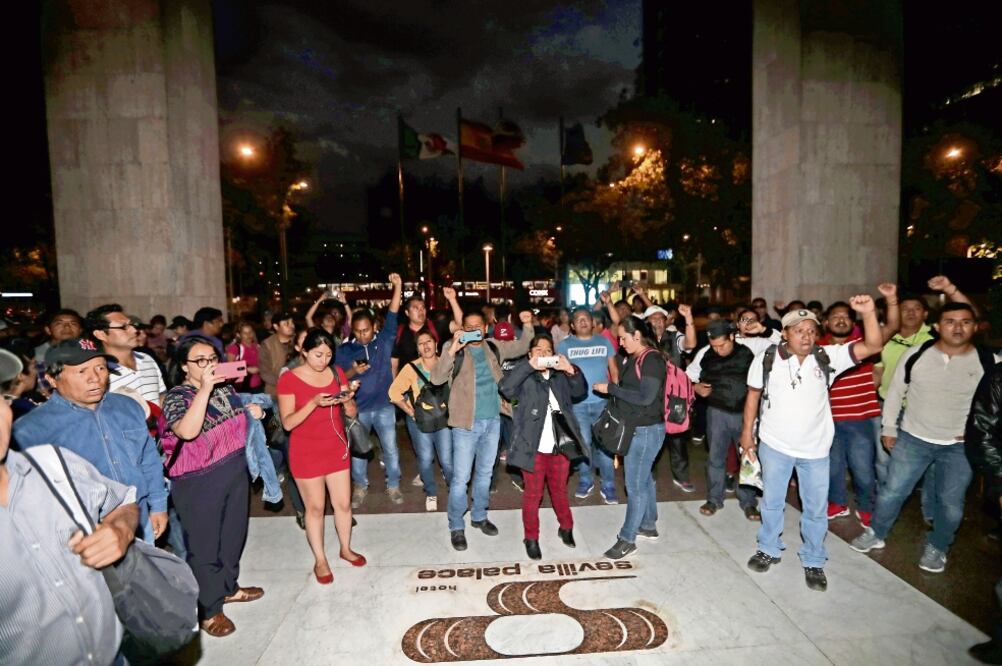 Las presidentas de las comisiones de Educación, y de Puntos Constitucionales fueron perseguidas hasta un hotel de Reforma. Foto: VALENTE ROSAS. EL UNIVERSAL