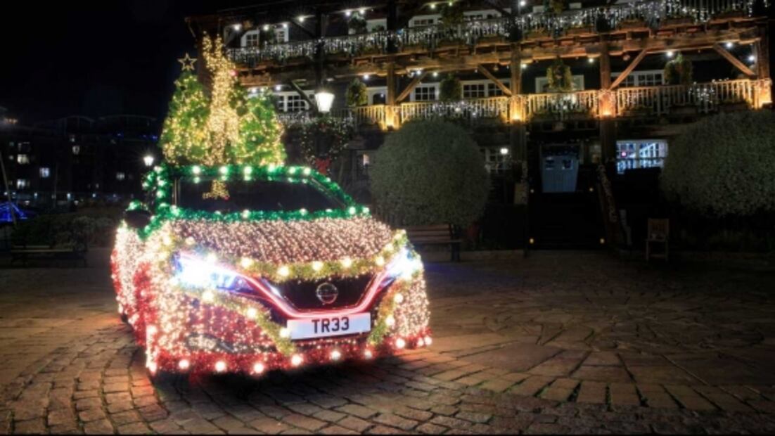 Este Nissan Leaf es un árbol de Navidad con ruedas