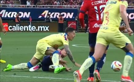 ¿Ayuda de Santander para las Chivas? El 'Oso' González no vio la tarjeta roja por dura entrada