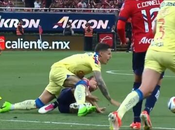 ¿Ayuda de Santander para las Chivas? El 'Oso' González no vio la tarjeta roja por dura entrada