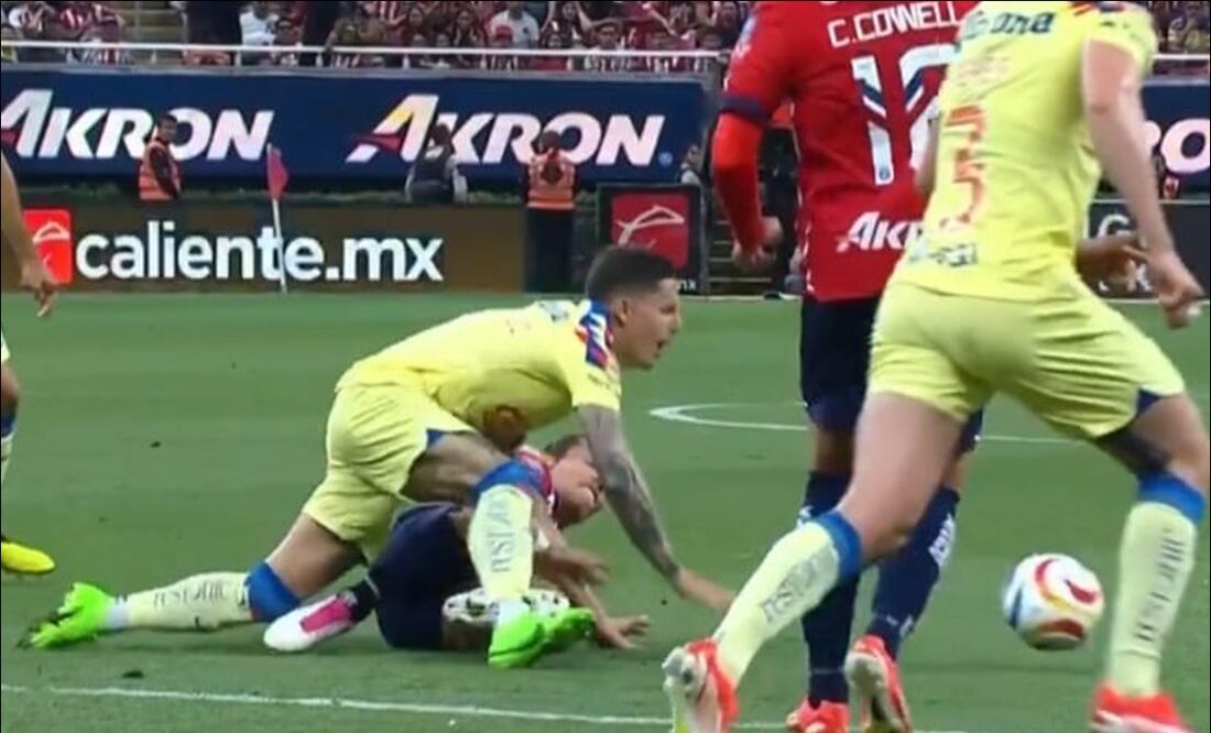 La polémica jugada del Oso González sobre Brian Rodríguez - Foto: Captura de pantalla