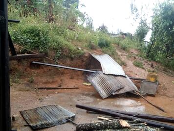 Rescatan 5 cuerpos de las seis víctimas del deslave de cerro en San Pedro Ocotepec