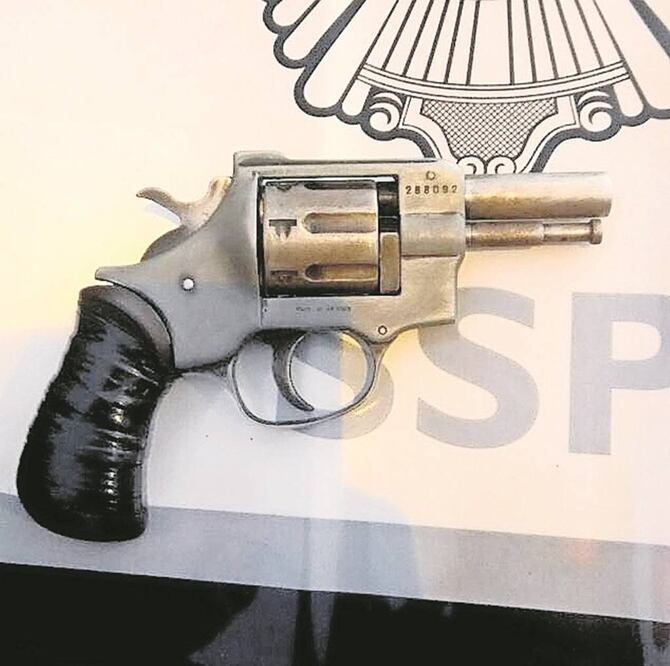 Aprehensión. Al ser revisado, el inculpado tenía en su poder un arma de fuego calibre .32 y varios teléfonos celulares 