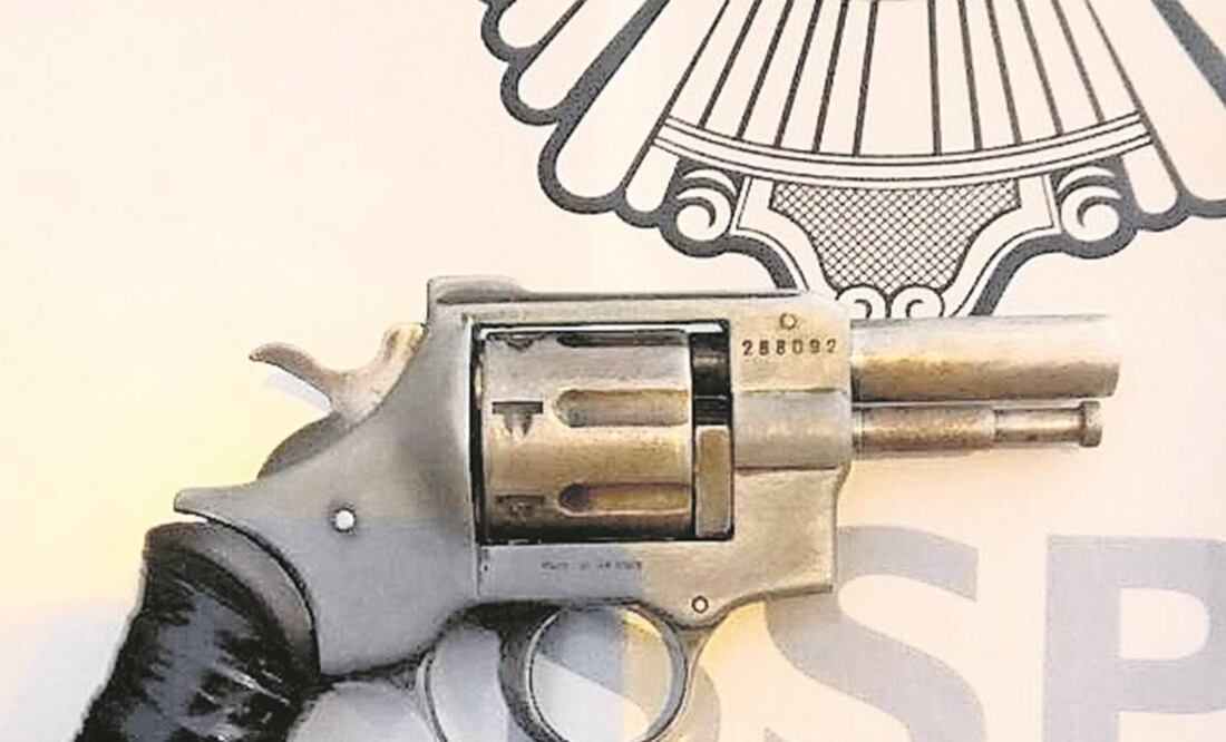 Aprehensión. Al ser revisado, el inculpado tenía en su poder un arma de fuego calibre .32 y varios teléfonos celulares