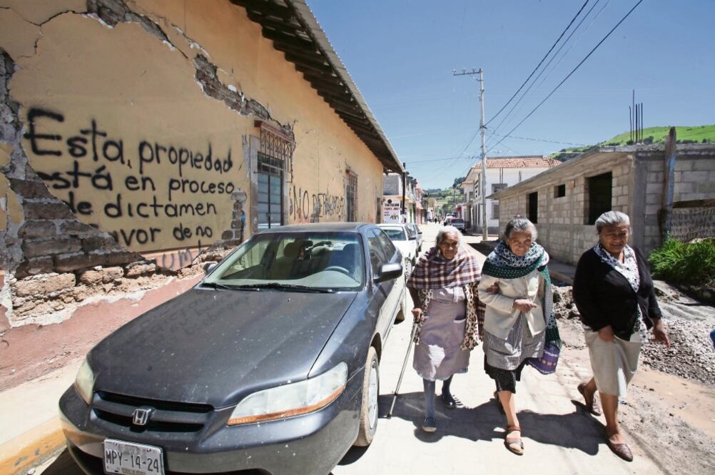 Habitantes de Tepexoxuca aseguran que hay 150 viviendas que fueron pérdida total o con daño medio, pero que no recibieron fondos ni asesoría de las autoridades. (JORGE ALVARADO)