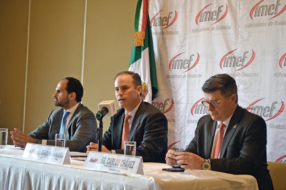 Gabriel Casillas, vicepresidente del IMEF (izq.), acompañó al presidente nacional del organismo, Joaquín Gándara (centro), durante la conferencia en la que se abordaron las perspectivas económicas para México correspondientes al presente año (ESPECIAL)