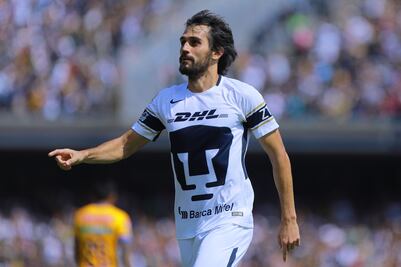 Alejandro Arribas le pinta dedo a la afición de Pumas