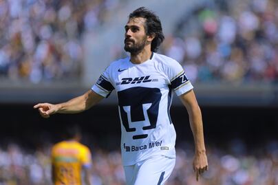 Alejandro Arribas le pinta dedo a la afición de Pumas