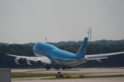 Sale de EU avión con más de 300 inmigrantes surcoreanos; fueron detenidos en redada a Hyundai  