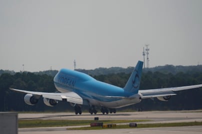 Sale de EU avión con más de 300 inmigrantes surcoreanos; fueron detenidos en redada a Hyundai