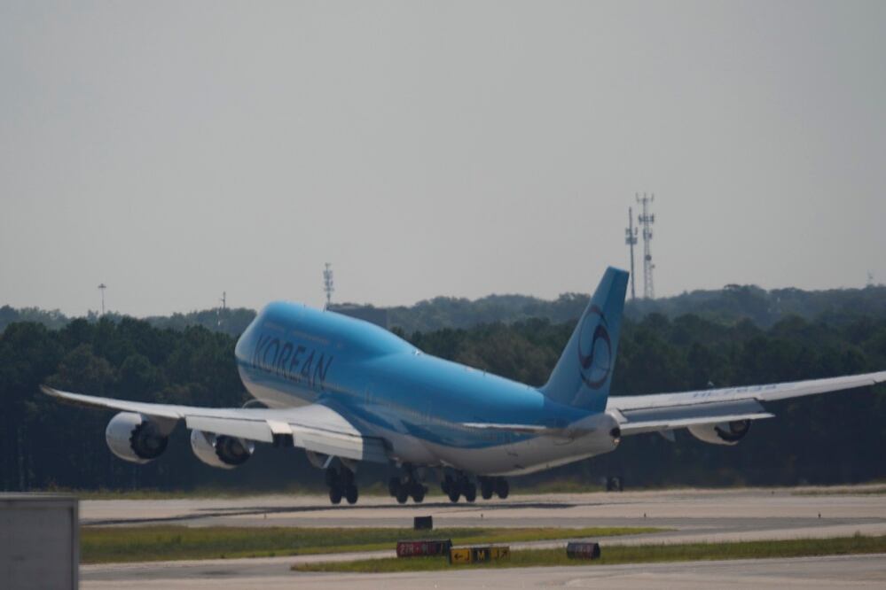 Un avión con los surcoreanos detenidos en una redada en la planta de Hyundai en Georgia despega rumbo a Seúl. FOTO: GEORGE WALKER IV.  AP