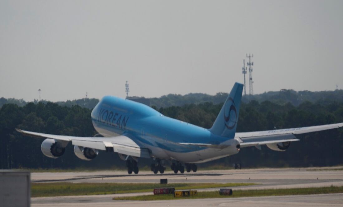 Un avión con los surcoreanos detenidos en una redada en la planta de Hyundai en Georgia despega rumbo a Seúl. FOTO: GEORGE WALKER IV.  AP