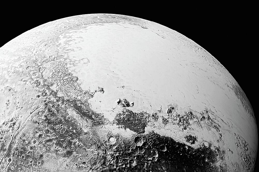 La información enviada por la nave espacial New Horizons revela regiones montañosas y un sistemas de valles que se pudieron formar por material que fluye sobre la superficie de Plutón (CORTESÍA NASA)