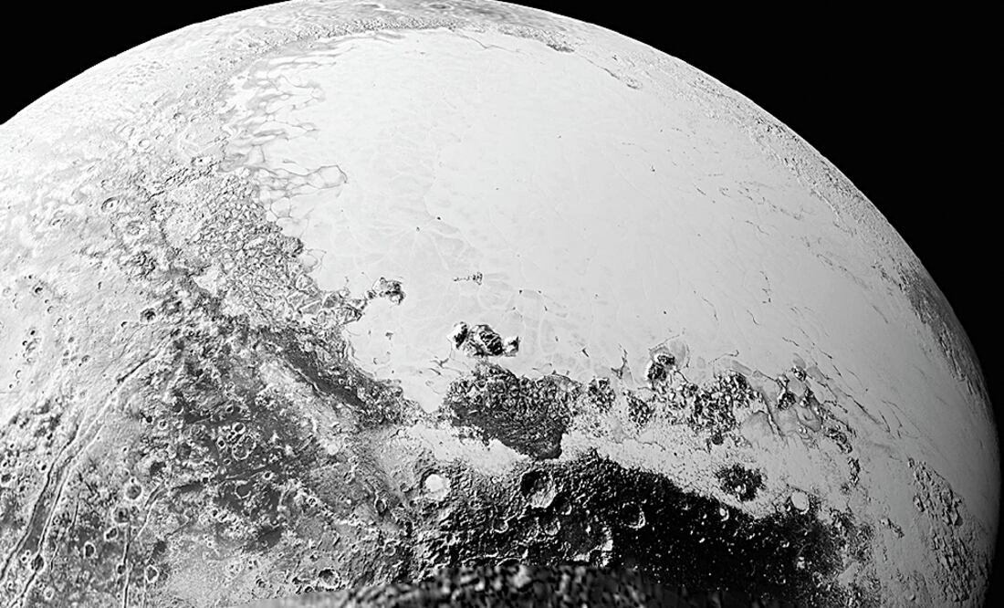 La información enviada por la nave espacial New Horizons revela regiones montañosas y un sistemas de valles que se pudieron formar por material que fluye sobre la superficie de Plutón (CORTESÍA NASA)