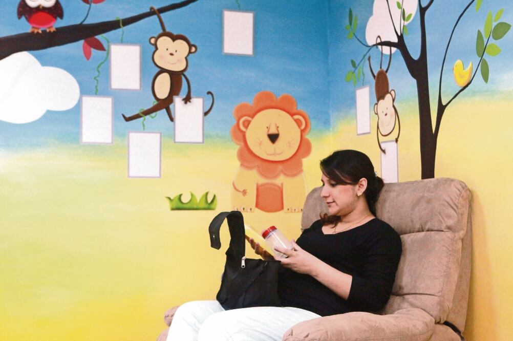 El IMSS no respetó la garantía de las mujeres aseguradas y derechohabientes a gozar de forma íntegra del periodo de descanso por maternidad de 12 semanas (ARCHIVO EL UNIVERSAL)