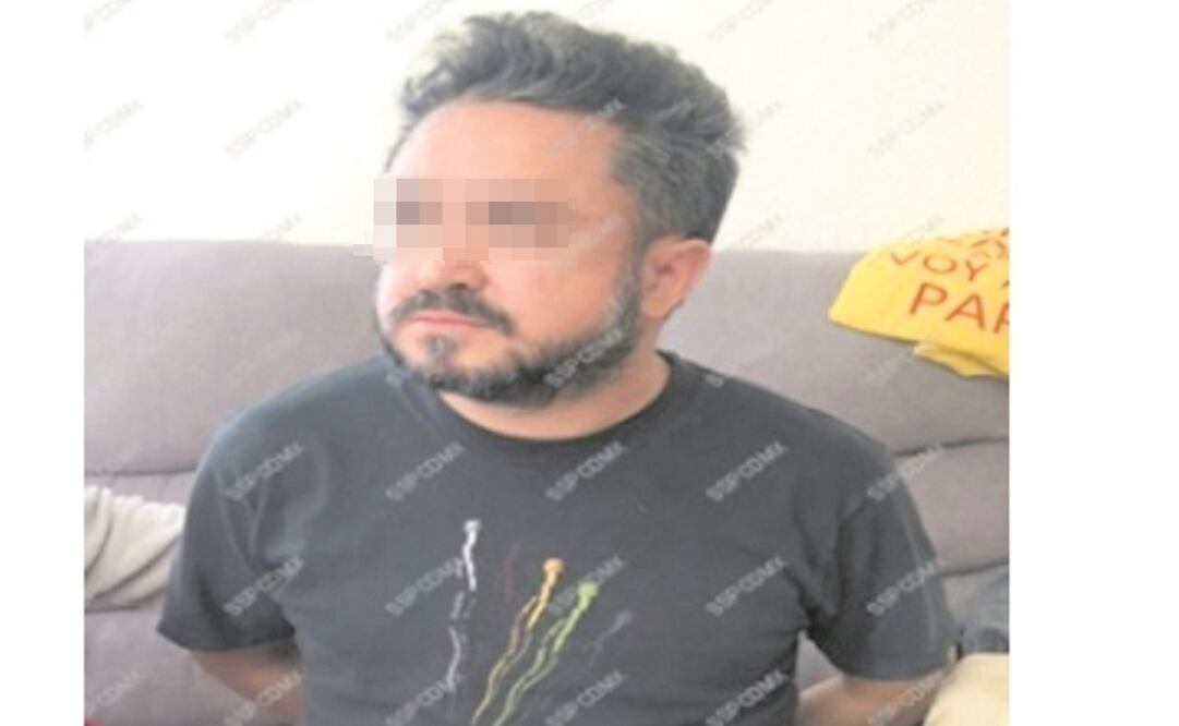 Delito. Gabriel “N”, de 41 años, salió a fumar tras presuntamente asesinar a su pareja, quien fue encontrada en el baño por policías. Foto: ESPECIAL