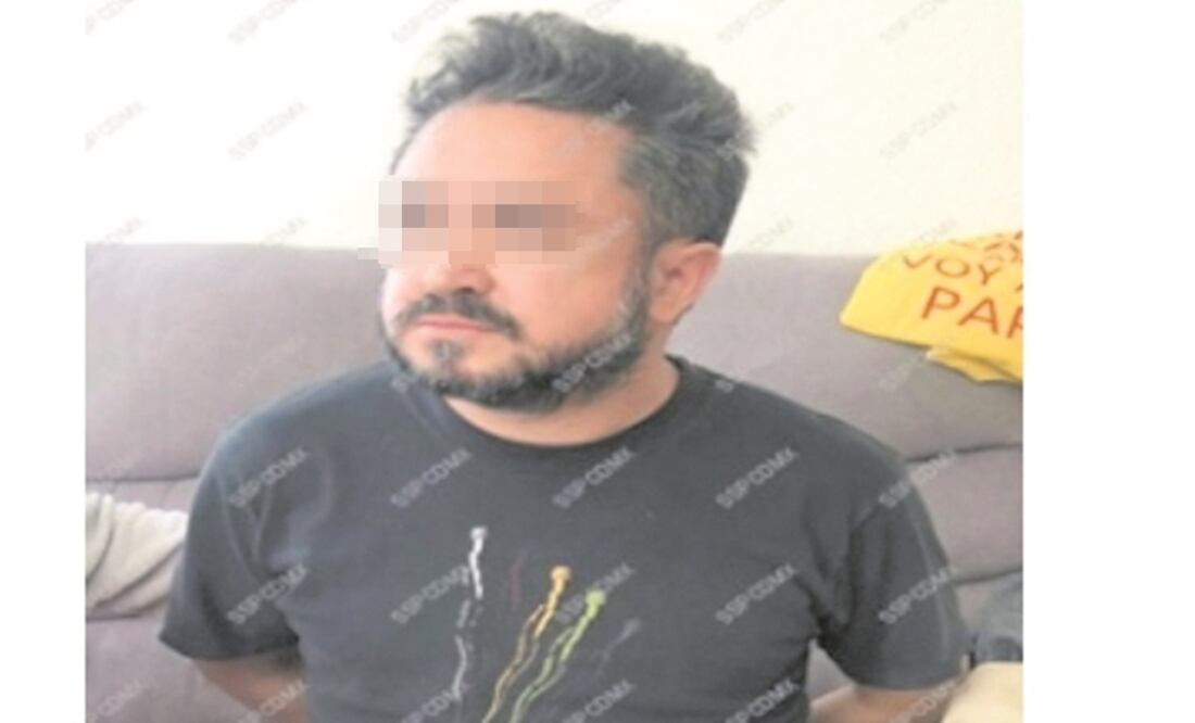 Delito. Gabriel “N”, de 41 años, salió a fumar tras presuntamente asesinar a su pareja, quien fue encontrada en el baño por policías. Foto: ESPECIAL