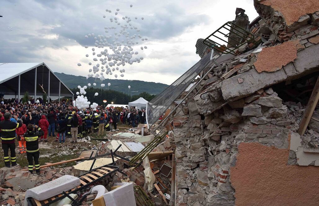 Globos blancos son liberados en la destruida localidad de Amatrice durante el funeral de algunas de las víctimas del terremoto ocurrido el pasado 24 de agosto (Foto: AP)