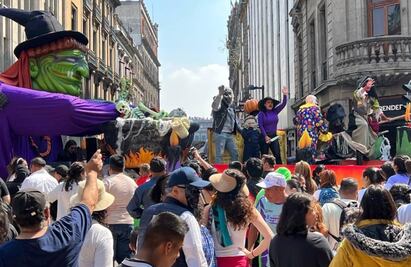 Sandra Cuevas encabeza, por segundo día consecutivo, caravana de Día de Muertos en calles del Centro Histórico 