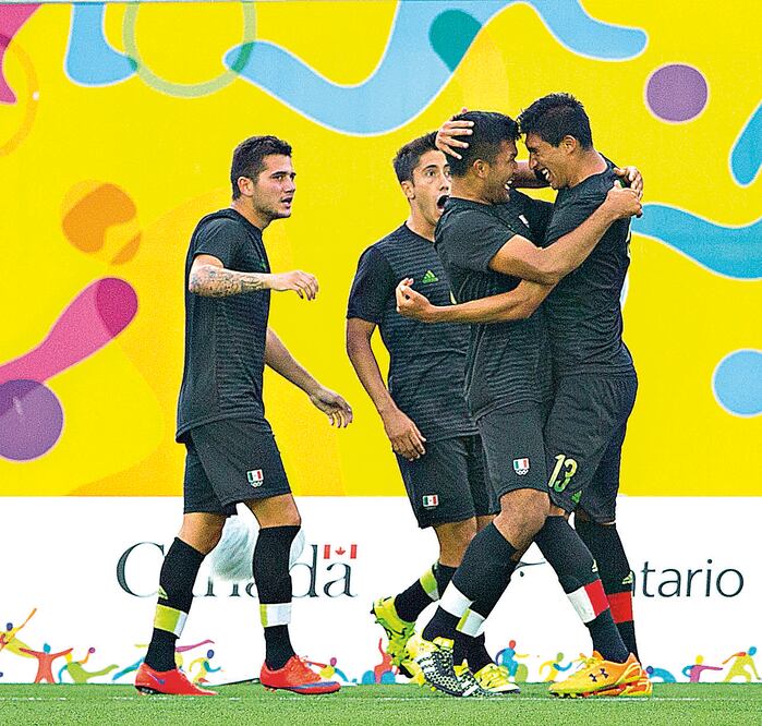 Los seleccionados celebran el tanto de Jordan Silva, que rompió el empate cuando el encuentro estaba por finalizar (ERNESTO PÉREZ. IMAGO7)