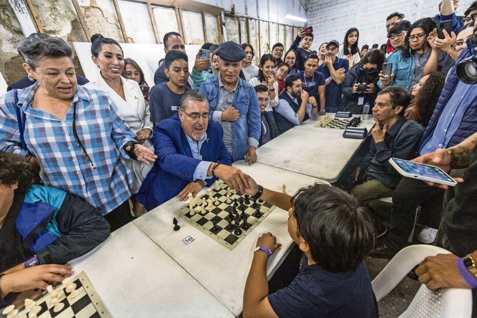 Bernardo Arévalo, candidato presidencial del partido Movimiento Semilla, en un torneo de ajedrez organizado por el instituto político en la capital guatemalteca. Foto: EFE