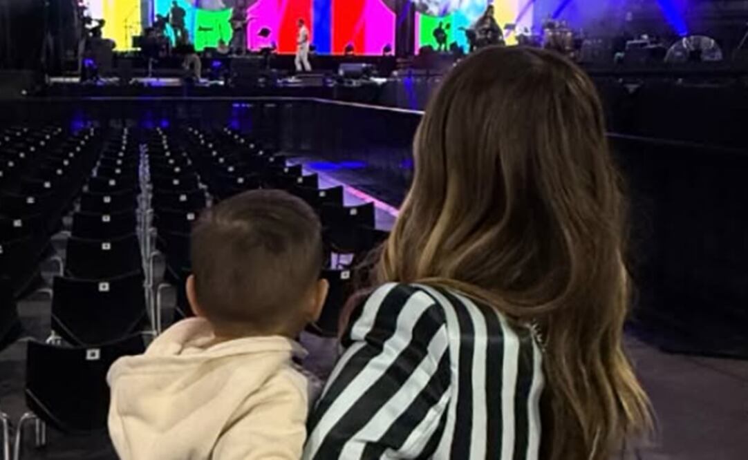 Cynthia Rodríguez y su hijo León observan de lejos a Carlos Rivera.