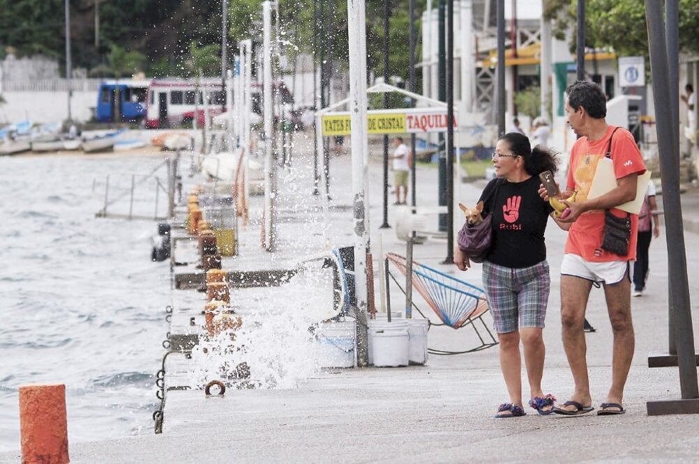 El oleaje y las lluvias generados por el paso del huracán Patricia también han afectado la actividad turística en el puerto de Acapulco (CLAUDIO VARGAS. REUTERS)