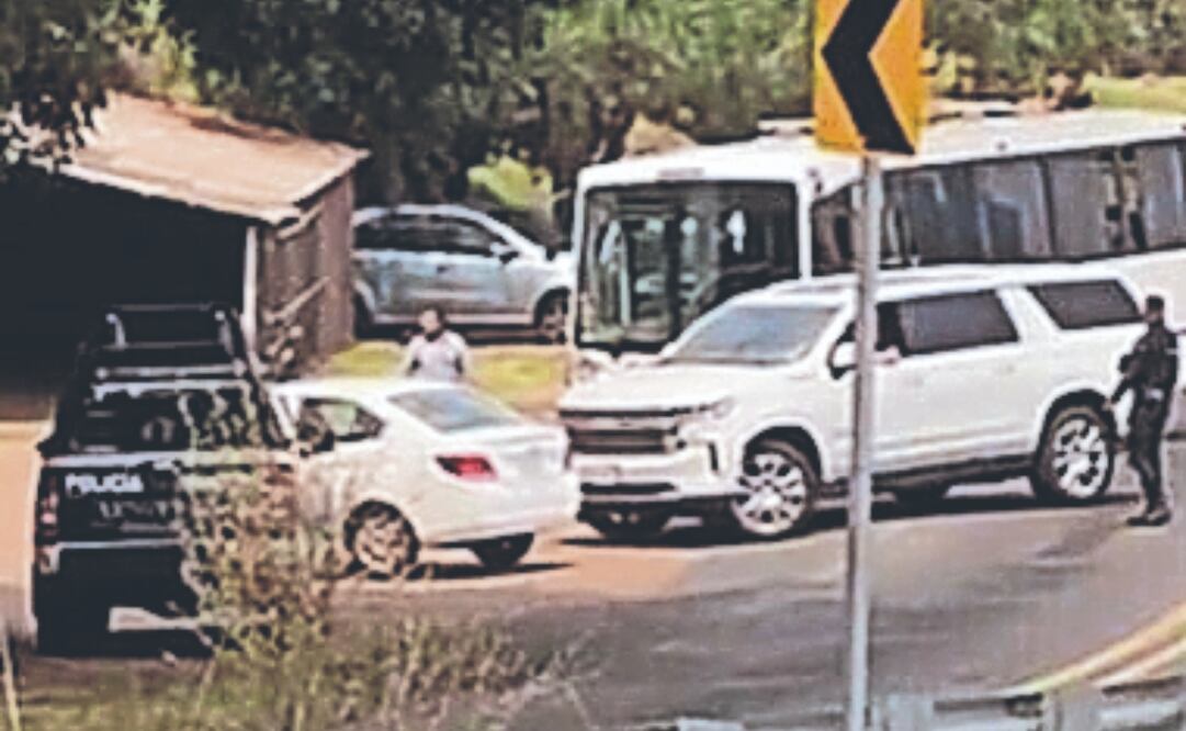 La carroza con los restos de Ximena Guzmán salió de la funeraria de la CDMX al panteón Colinas del Mayorazgo, en Juchitepec, cuyo lugar estaba cerrado al público y resguardado por policías. FOTOS: Kevin Ruiz Y EMILIO FERNÁNDEZ. EL UNIVERSAL