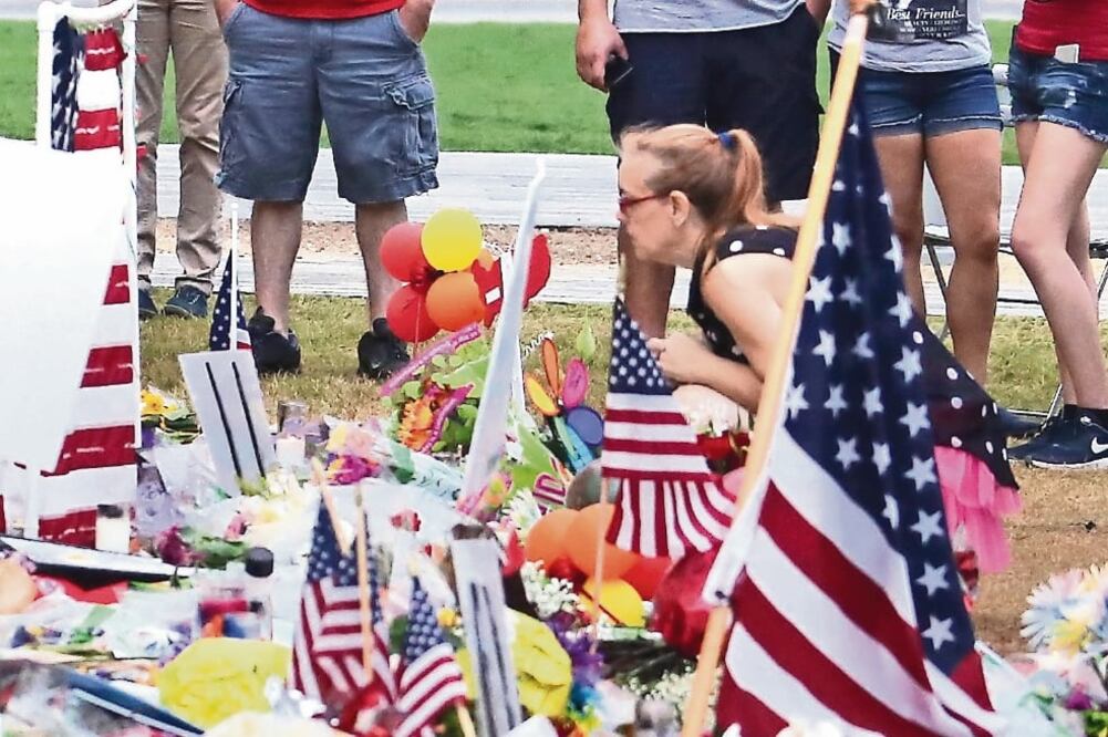Imagen del 18 de junio pasado de estadounidenses en un memorial por las víctimas del tiroteo en el bar Pulse (JOE BURBANK. AP)