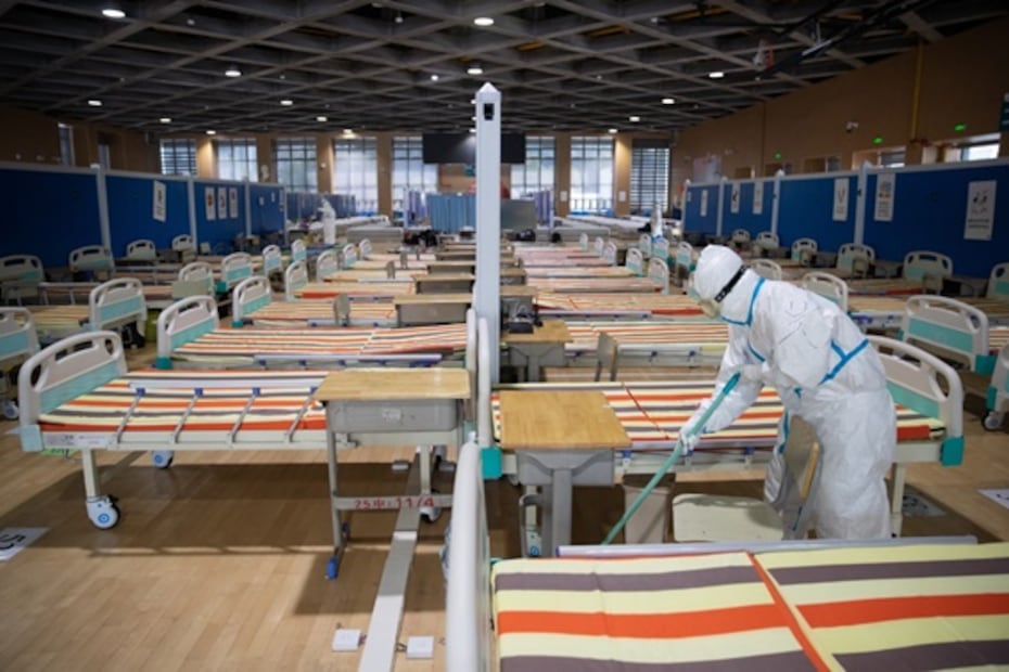 En hospital de Wuhan, China, celebran que dan de alta a último paciente con coronavirus
