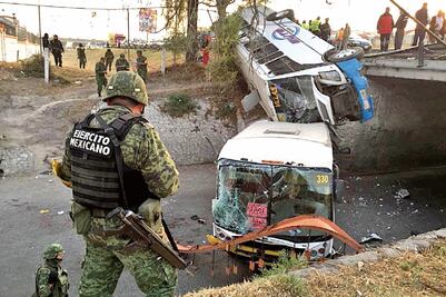 Caen dos camiones de puente en la México-Pachuca