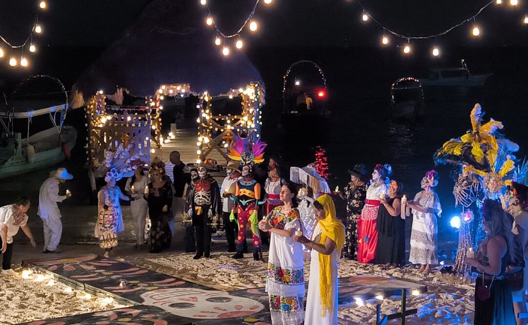 Cancún ha dado inicio a la cuarta edición del “Hanal Pixán”, una festividad que honra el Día de Muertos con una procesión de “almas” surgida del mar Caribe. Fotos: Adriana Varillas