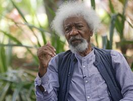 El nigeriano Wole Soyinka, Nobel de Literatura, afirma que EU le anuló la visa